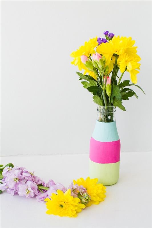 graži vaza, sukurta buteliukais ir akriliniais dažais, pavasarinėmis gėlėmis, džiaugsminga stalo puošmena