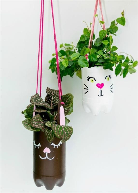 DIY paskalya içinde askı çiçekleri ile kedi deseni ile boyanmış geri dönüştürülmüş plastik şişeler