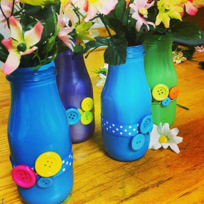 steklenice prebarvane v različne barve in prilagojene z večbarvnimi gumbi, vaza za rože s šopki rož, darilo za materinski dan