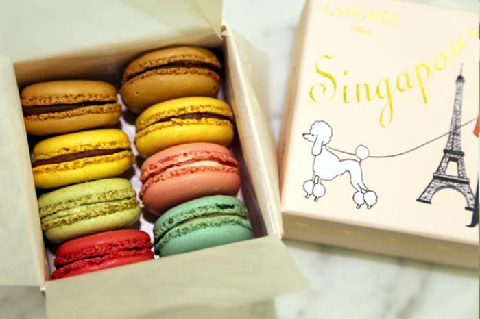 boutique-ladurée-white-box-and-french-macaroons