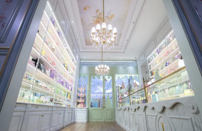 boutique-ladurée-interior-white-of-sweet-shop