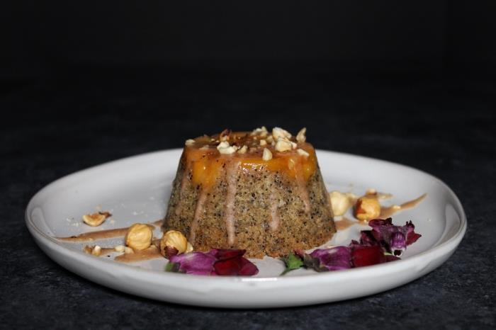 yumurtasız çikolatalı kupa kek fikri, karamelli krema ve fındık parçaları ile kolay vegan kek tarifi