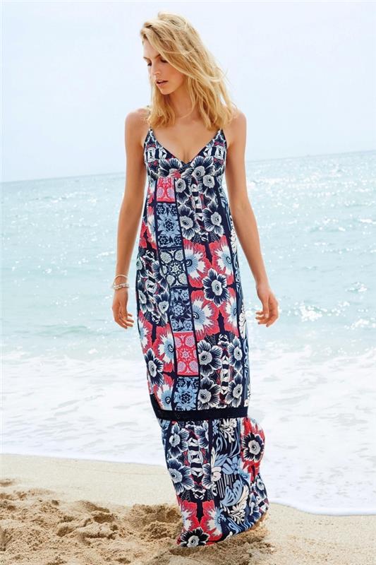 idėja, kaip patogiai apsirengti ilga paplūdimio suknele su tamsiai mėlynos ir raudonos gėlių raštais