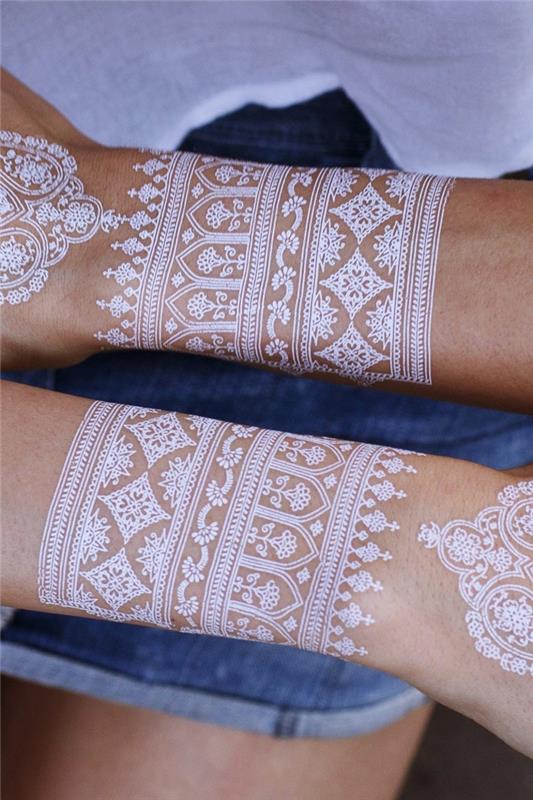 balta laikina tatuiruotė ant riešo su geometriniais raštais, baltos tatuiruotės idėja su apyrankės efektu, mandalos dizainas ant odos