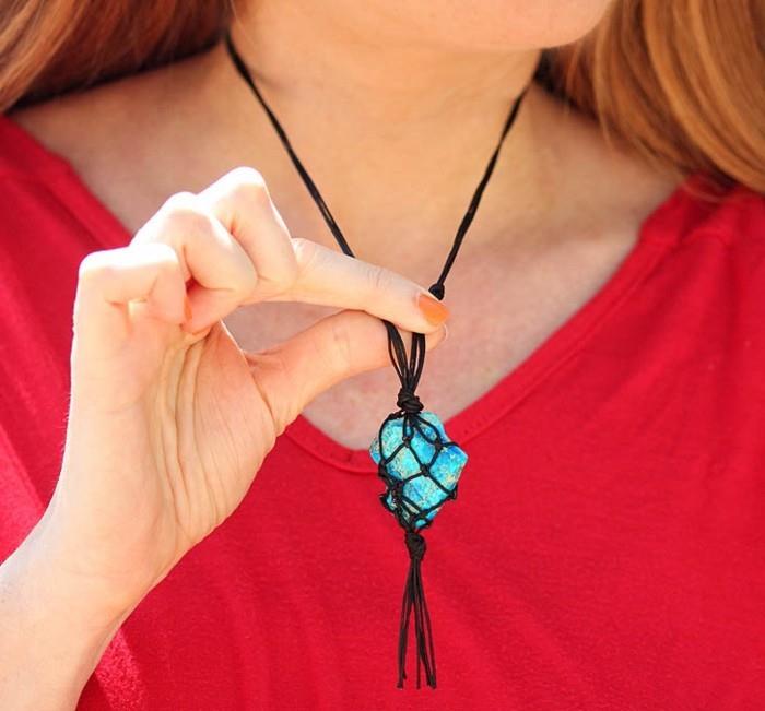diy makrame, rdeča bluza, oranžna manikura, ogrlica iz turkiznega kristala, tehnični makrame