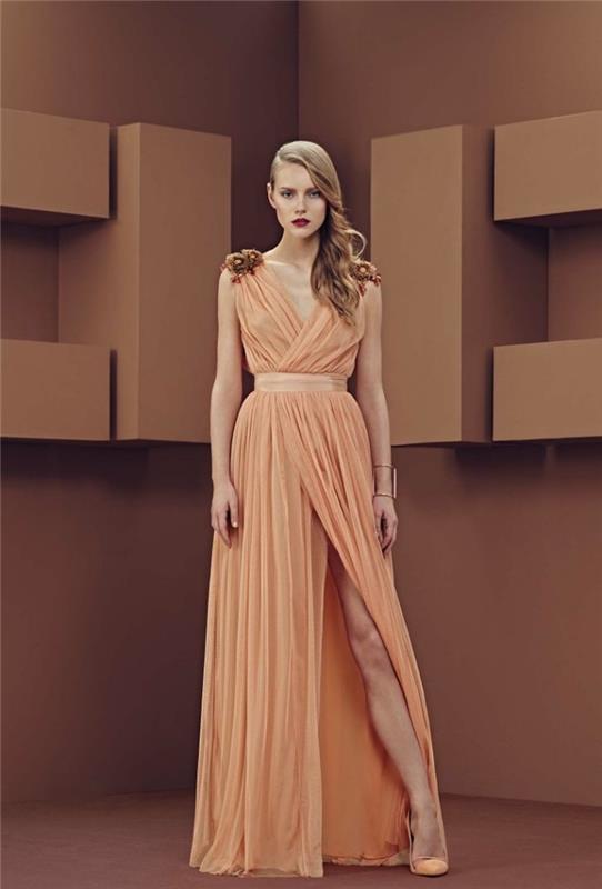 v yakalı ve kemerli şık uzun gece elbisesi örneği, omuzda 3 boyutlu çiçekli pastel turuncu renkte elbise modeli