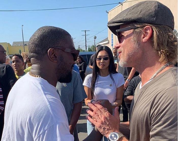Brad Pitt je presenetljivo obiskal nedeljsko službo Kanye West v Wattsu v Kaliforniji.