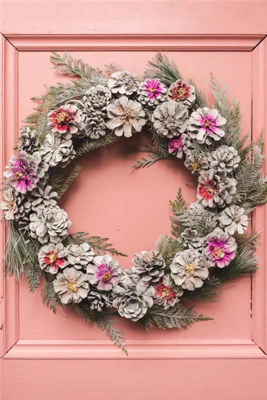 örnek Noel için bir ön kapıyı kendin yap nesnesiyle nasıl dekore edeceğinizi, çam kozalakları ile el yapımı Noel çelengi şablonu