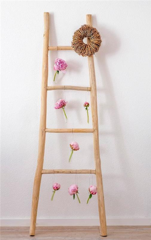 ahşap dallar asılı çiçeklerle süslenmiş dekoratif bir merdivene monte edilmiş yatak odası modaya uygun bahar