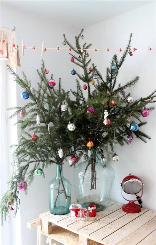 minimalist bir İskandinav ruhu Noel ağacı oluşturmak için eski yeşil renkli eski cam kaplara yerleştirilmiş doğal köknar dalları