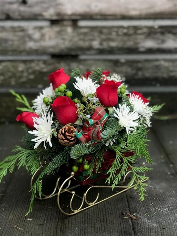 lengva gėlių kompozicijos idėja Kalėdų vakarėliui pasigaminti patiems, prašmatnaus stalo dekoravimo Kalėdoms pavyzdys