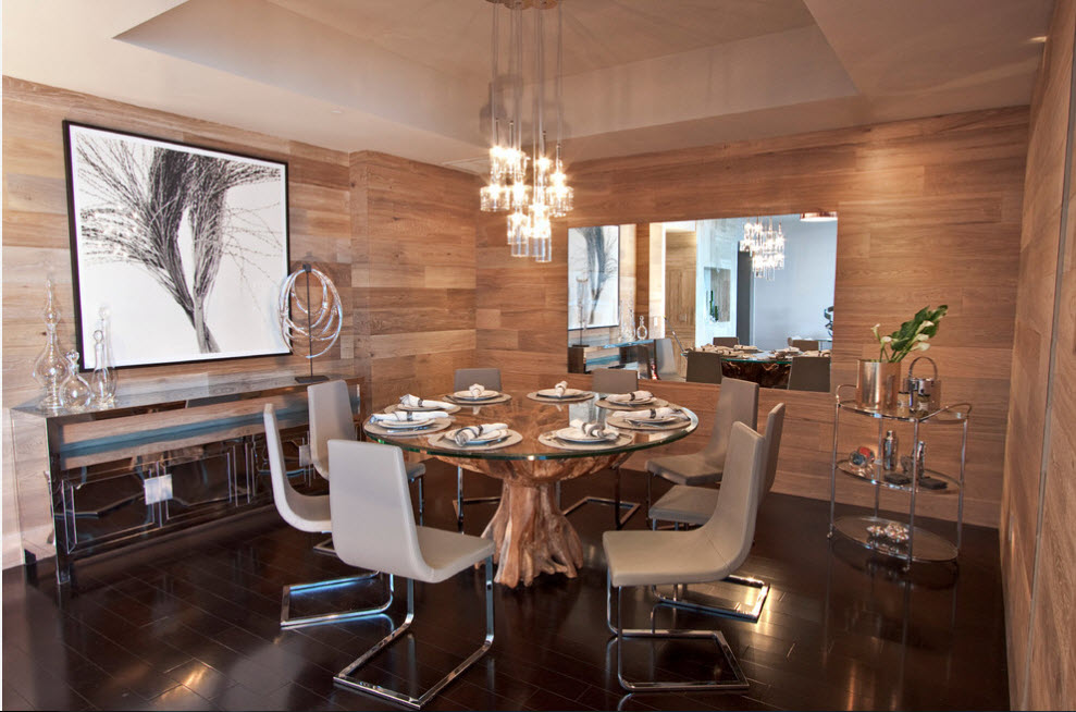 Sala da pranzo con finiture in legno