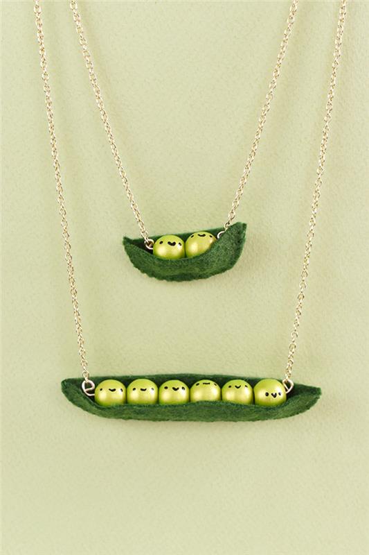domiselna ogrlica z grahom v dveh vrstah, narejena iz lesenih kroglic, pobarvanih v zeleni barvi, in košček klobučevine, ideja za darilo za materinski dan, da se v kratkem času naredite sami