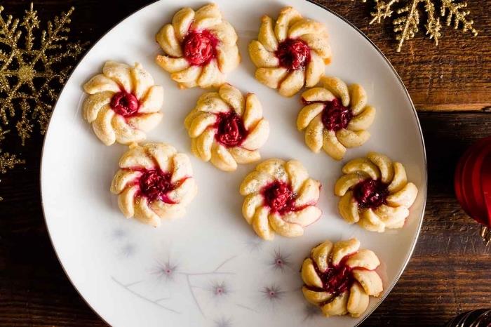 Recept za božične maslene piškote z marmelado iz rdečih jagod, primer, kako narediti piškote v cvetlični obliki