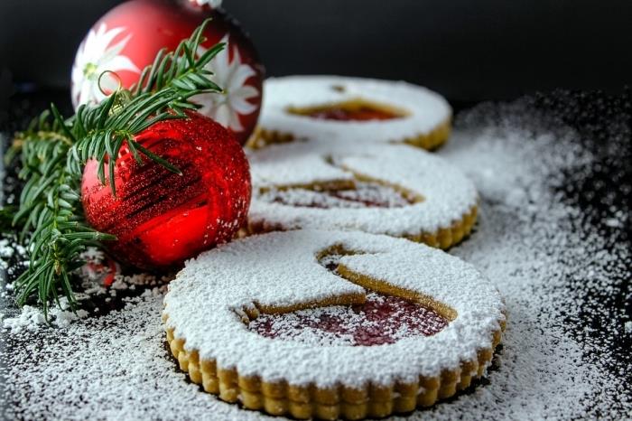 primer božičnega piškota z maslom in marmelado, posuto s sladkorjem v prahu, ideja, kako enostavno okrasiti božične piškote