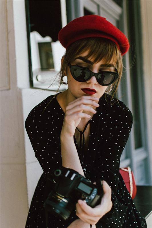 juoda taškinė mini suknelė, ryškios spalvos lūpų dažai, raudona beretė, moteriškos tavernos apranga