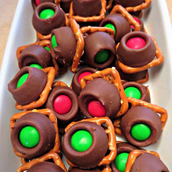 čokoladne karamelne preste z rdečimi zelenimi bonboni čokoladni recept ideja božični sladek obrok za otroke