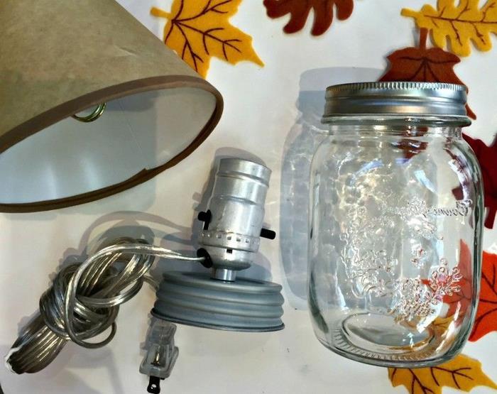 paprasta pamoka, kaip iš perdirbto stiklainio pasigaminti rudeninę naktinę lempą