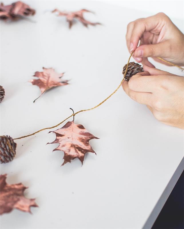 Jesen je enostavno narediti sami, venec z naravnimi drevesnimi listi, okrašenimi z bakreno barvo in borovimi storži