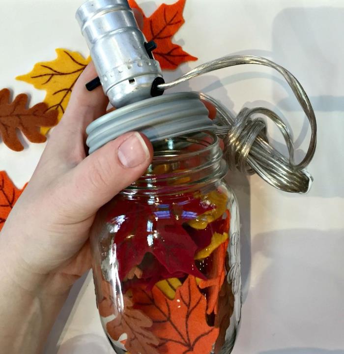 originali idėja rudens „pasidaryk pats“ su puikiais stiklainiais, paverstais gražia naktine lempa, papuošta dekoratyviniais rudens lapais