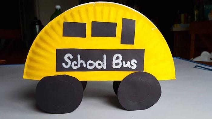 Kağıt tabak ve renkli kağıtla kendin yap okul otobüsü brioklajı kolay, hızlı ve kullanışlı
