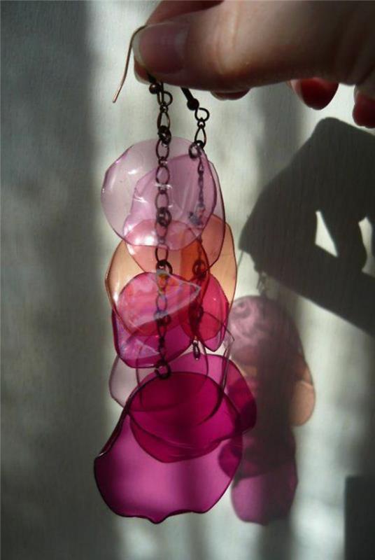 Plastik şişeler, plastik sanat takıları ile kendin yap