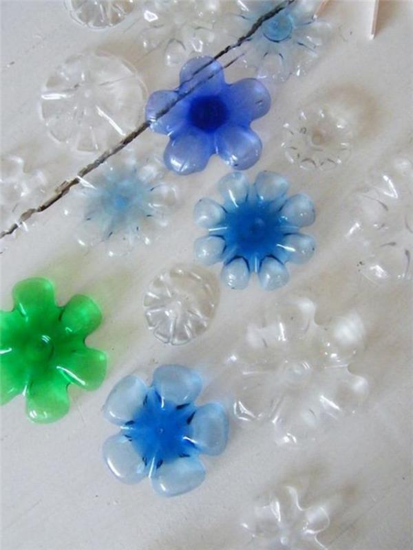 Plastik şişelerle kendin yap, plastikten yapılmış küçük dekoratif çiçekler