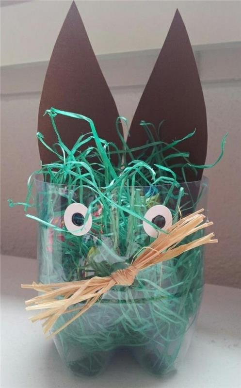 DIY plastik şişe, suni çim ile sevimli tavşan