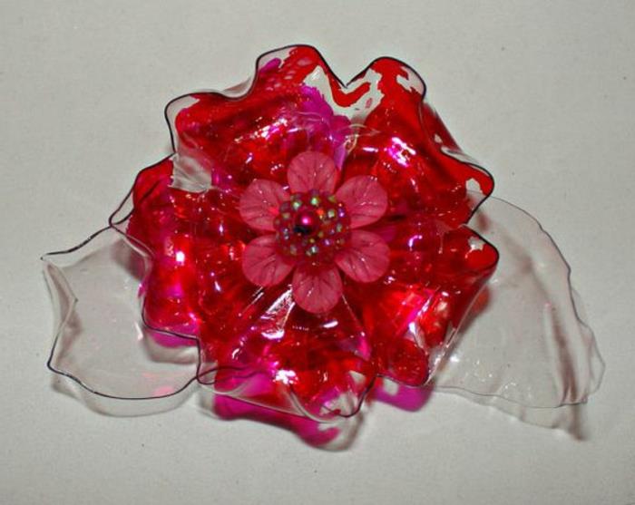 DIY plastik şişe, karmin çiçeği