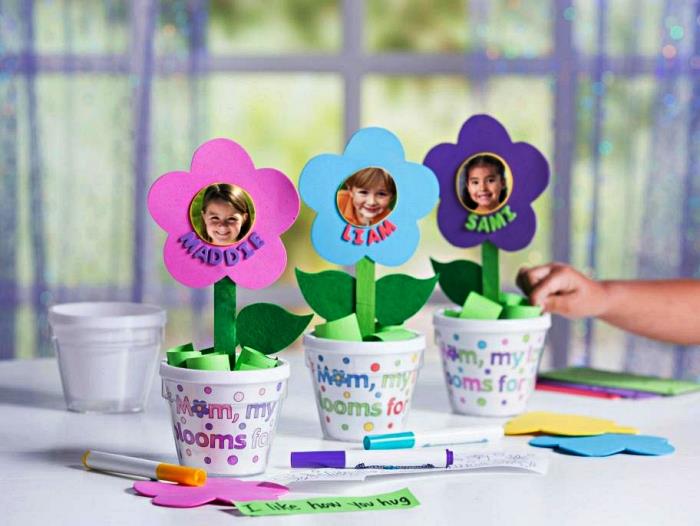 Kendin Yap Anneler Günü Anaokulu, Anneler Günü için kişiselleştirilmiş mini kavanozda kağıt çiçekler