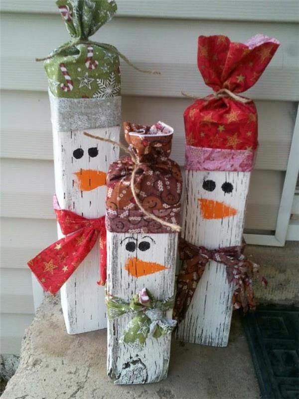 Kalėdiniai papuošalai, kad tapytumėte sniego senio pavidalo dažytos medienos gabalėliais ir kepurėmis, susuktomis į popierių, kad supakuotumėte dovanas