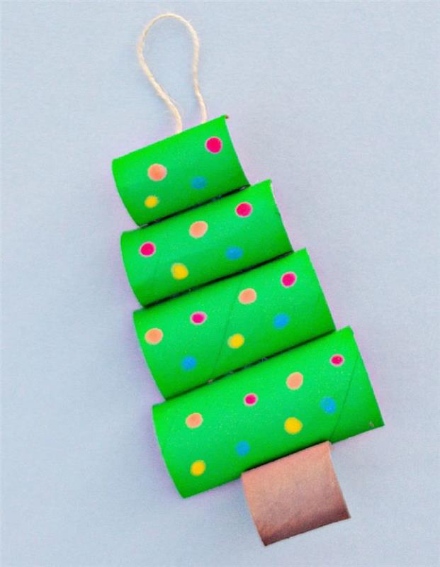 „Pasidaryk pats“ darželio Kalėdos su žaliais perdažytais tualetinio popieriaus ritinėliais, papuoštais spalvingais taškeliais kaip Kalėdų kamuolys