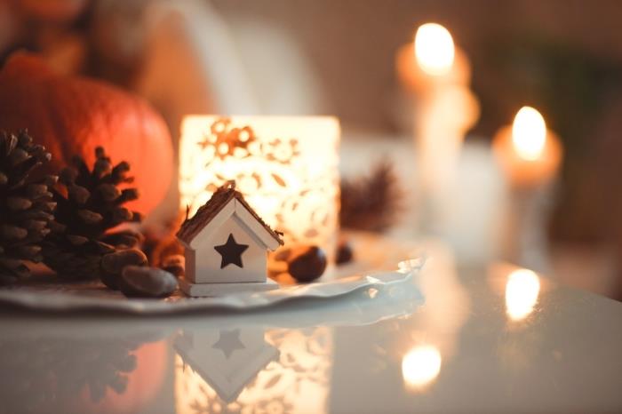 kolay çam kozalağı dekor fikri, Noel partisi için odanızı nasıl dekore edersiniz, mum ve çam kozalakları ile büyülü bir atmosfer