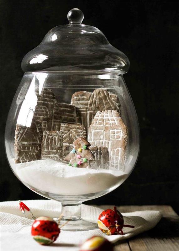 Božični okraski, ki jih boste naredili s škatlo sladkarij, preoblikovano v snežno kroglo, napolnjeno z domačimi piškoti in sladkorjem v prahu