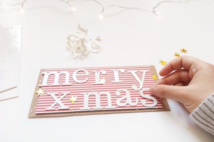 DIY tebrik kartı, Scrabooking kağıdından kesilmiş Mutlu Noeller harfleri, Noel için örnek DIY kartı