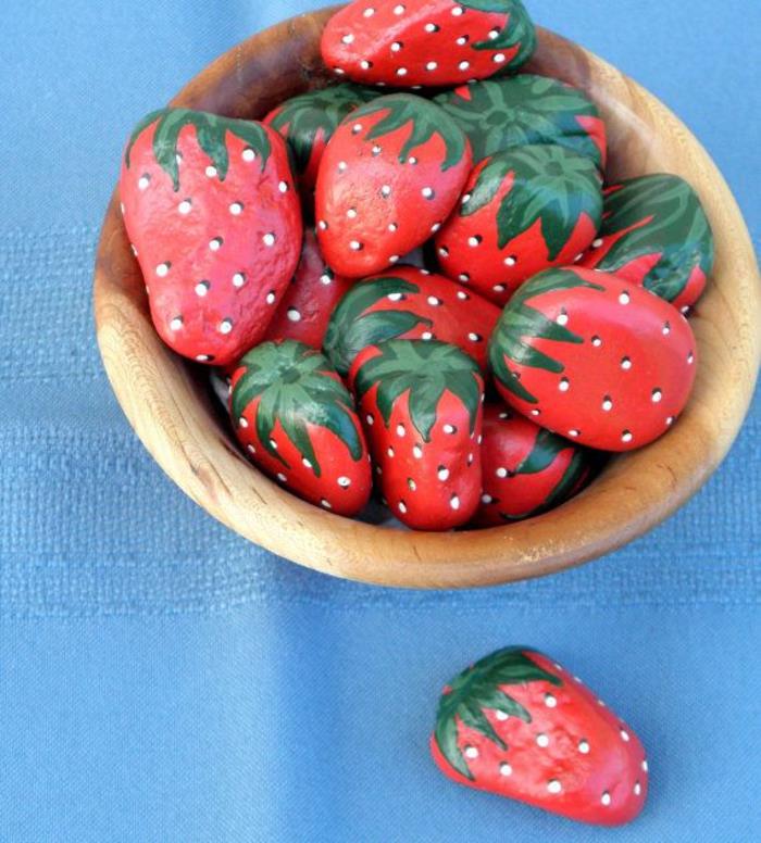 kamenčki, pobarvani v jagode, ki izgledajo zelo resnično