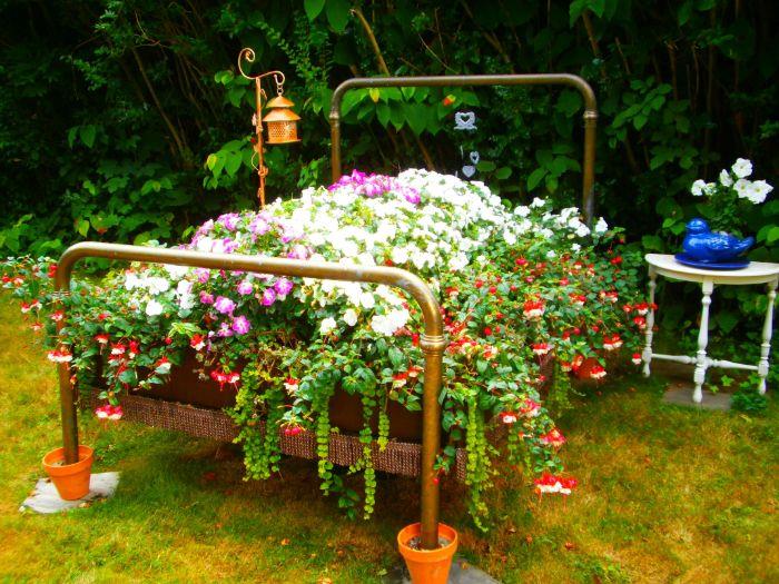 Naredi sam vrt z recikliranim predmetom, vintage posteljo flerui na vrtu, ustvarjalne vrtne ideje