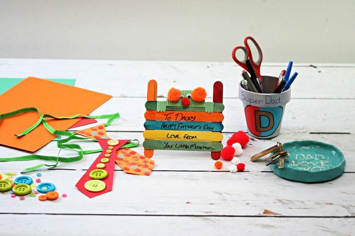 Anaokulu babalar günü küçük bir kişiselleştirilmiş hediye yapmak için kendin yap fikri, birbirine yapıştırılmış renkli dondurma çubukları ile kendin yap