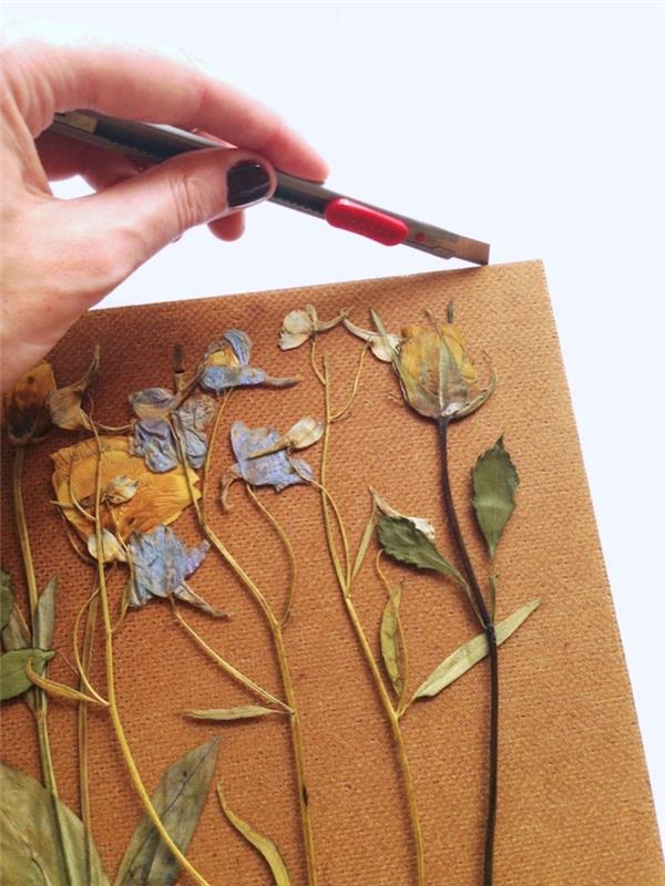 stopnje izdelave okrasnega okvirja, ki ga navdihuje herbarij, s čudovitim aranžmajem stisnjenih cvetov