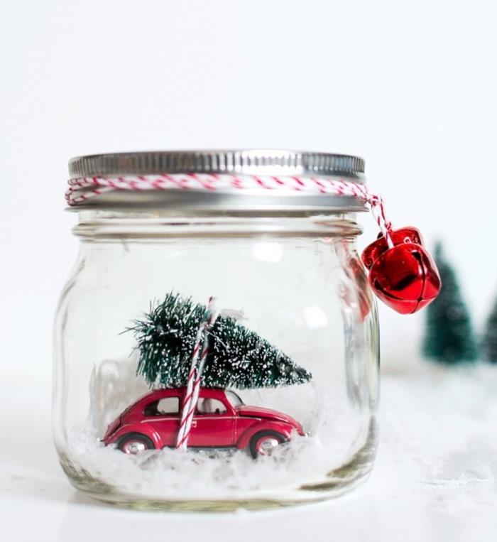 Pasidaryk pats Kalėdų papuošalus, norėdamas perdirbti stiklinius indelius į gražius sniego rutulius, papuoštus Kalėdų figūrėlėmis