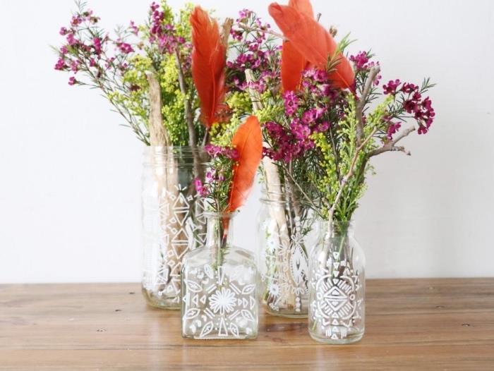 rankinis suaugusiųjų užsiėmimas, stiklo butelių, stiklainių, pasidaryk pats gėlių vazos, kaimiškų gėlių puokštės, raudonų plunksnų perdirbimas