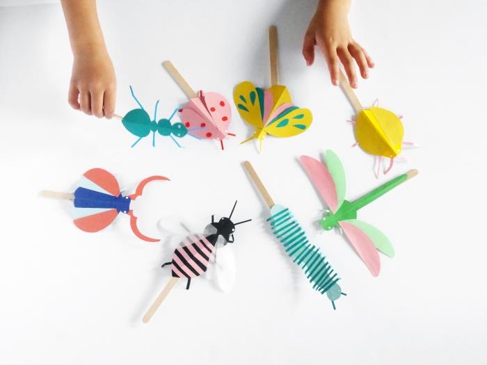 3 yaşında aktivite çocuğu, renkli kağıtla ne yapılır, scrapbooking kağıdı ve tahta çubuklu çocuk için yaratıcı boş zaman fikri