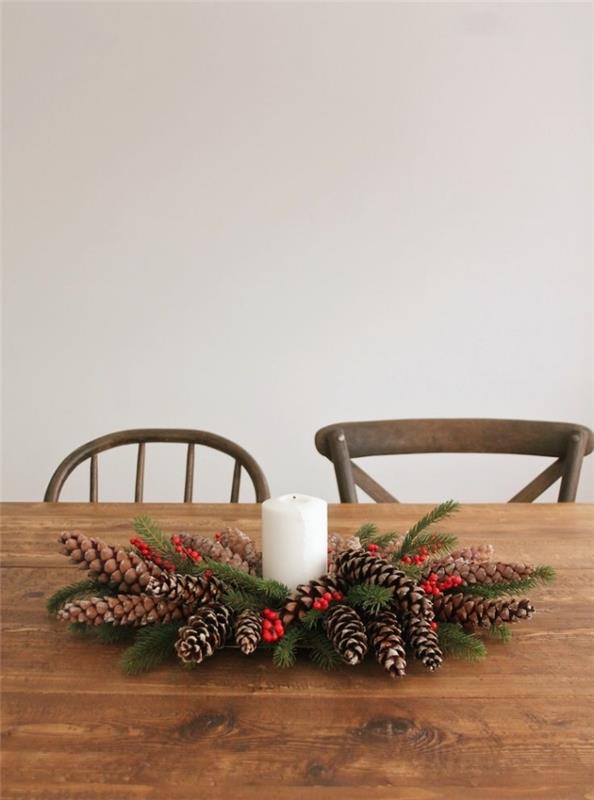 „pasidaryk pats“ išdėstymas su kankorėžiais ir spanguolių šakomis, Kalėdų stalo dekoravimo idėja pasidaryti patiems