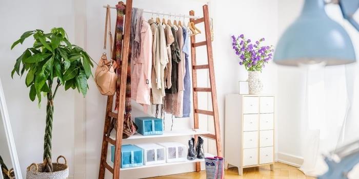 kolay yatak odası saklama fikri, merdivenli ve ahşap parçalı giysi ve aksesuarlar için saklama dolabı modeli