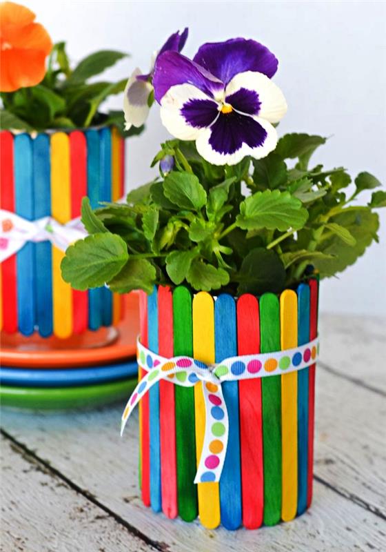 güzel bir saksı yapmak için bir teneke kutuyu yeniden boyanmış dondurma çubuklarıyla kişiselleştirin, anne için DIY hediye fikri