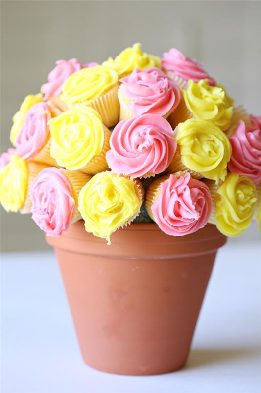 keksiukų su rožine ir geltona glazūra indelyje, pakeisiančioje tradicinę Motinos dienos puokštę, gurmanišką mamos dienos dovanos idėją
