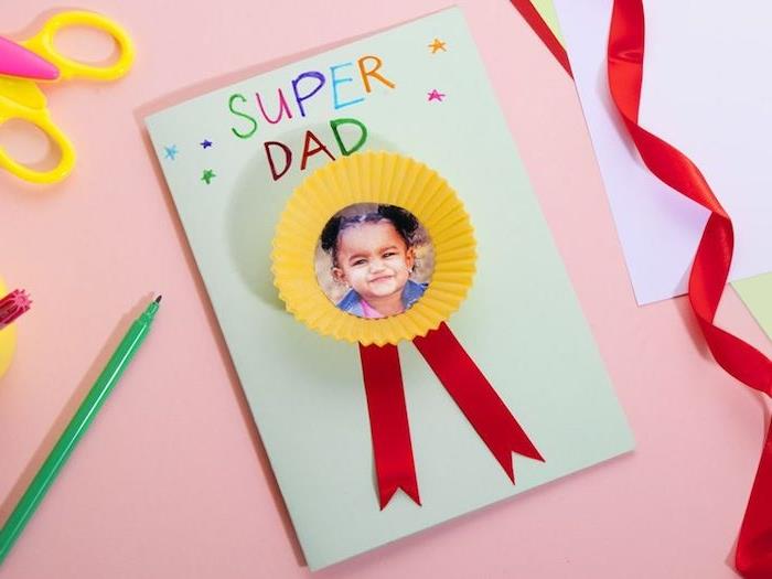 „Pasidaryk pats“ tėvų dienos idėjos medalis ir bandelių dėžutė, perdirbta ant popieriaus lapo su vaiko nuotrauka