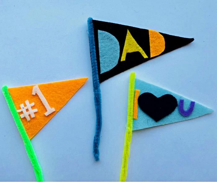 Anaokulunda babalar günü için kendin yap fikri, mutlu babalar günü dilemek için keçe ve boru temizleyiciden küçük bayraklar yapın