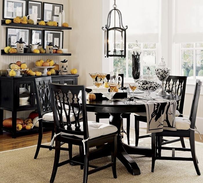 cadılar bayramı aperosu, yemek odasının beyaz ve siyahta nasıl düzenleneceğine dair fikir, siyah sandalyeler ve beyaz kapaklı siyah yuvarlak masa