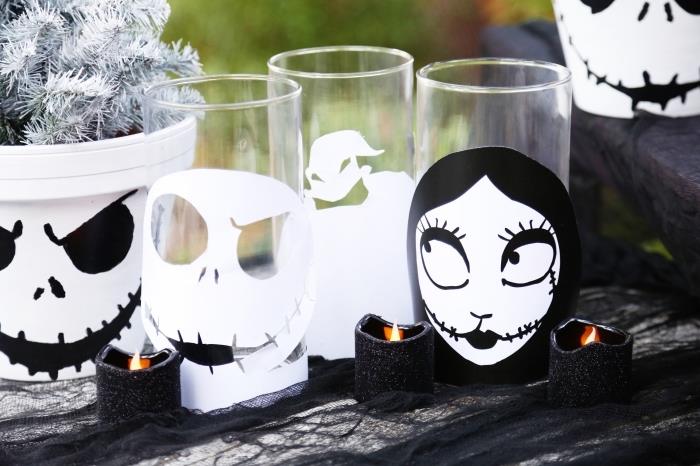 beyaz ve siyah Cadılar Bayramı için dekoratif objeler, beyaz ve siyah Cadılar Bayramı kafatası süslemeli şeffaf cam
